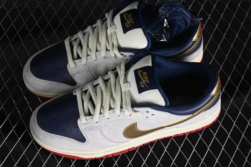 All Categories Nk SB Dunk Series Nk SB Dunk Low Low-top sneakers Foreign trade version Nk Dunk Low Rro "Old Spice" White, blue and gold SB low-top sports and leisure sneakers 304292-272